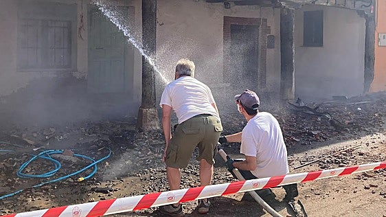 Los vecinos de Castro del Condado se turnan para evitar que se reavive el incendio en sus casas