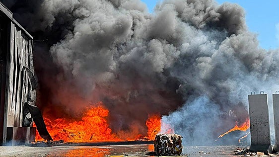 Declarado un incendio en una planta de tratamiento de residuos en un pueblo de Zamora que ha originado una nube tóxica