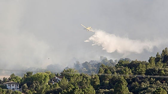 La bajada de temperaturas y la humedad favorecen que el fuego de Burgohondo pueda controlarse «más pronto que tarde»