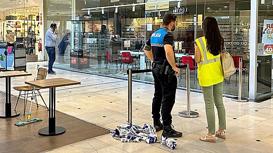 Un incendio obliga a desalojar Vallsur tras provocar una intensa humareda que se ha extendido por todo el centro comercial