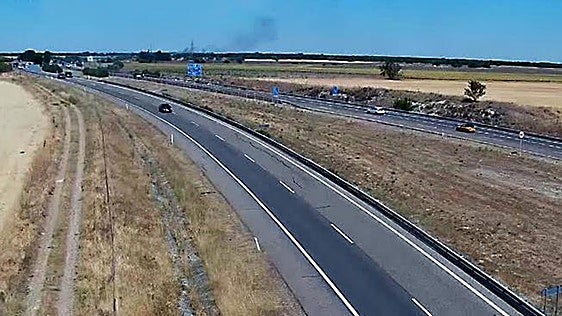 Sofocado el incendio en el campo causado al arder un vehículo en la A-6 a la altura de Villardefrades