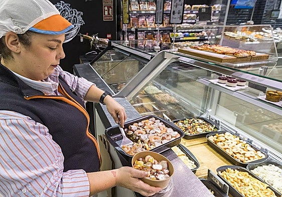 Cada vez más supermercados de Valladolid tienen espacios para comer: «Su bacalao está mejor que el mío»
