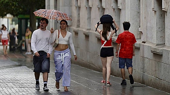 Primer chaparrón en Valladolid como preludio al desplome de las temperaturas de este fin de semana