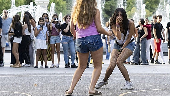 Las batallas de 'farmear aura' toman la Acera de Recoletos en un duelo gestual a golpe de TikTok