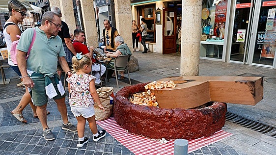 Las esculturas de la P reclaman protagonismo en una fiesta que se vive en las calles