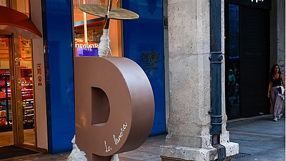 El homenaje a los tradicionales trabajos de la lana gana el concurso de esculturas con forma de P