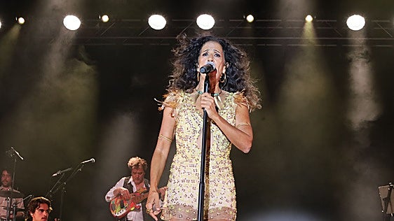 Rosario pone marcha a San Antolín en una noche de música y grandes éxitos