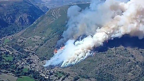 Confinan a los vecinos de Sosas de Laciana ante un incendio que moviliza más de 20 medios y escala a nivel 2