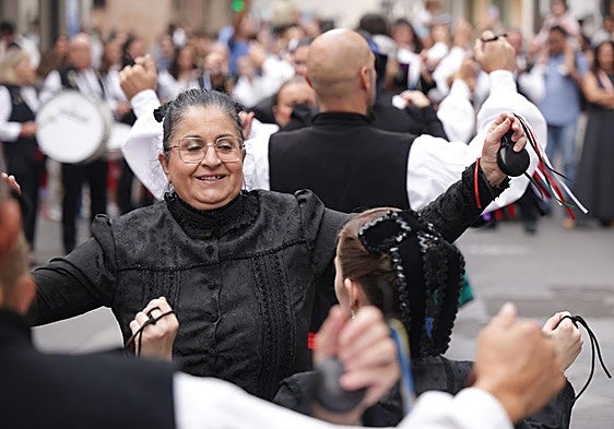 Las imágenes del pasacalles de folclore castellano por el centro de Valladolid