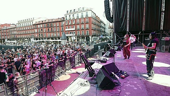 Cianóticas perdidas inyectan su dosis de 'cuquipunk' en la Plaza Mayor