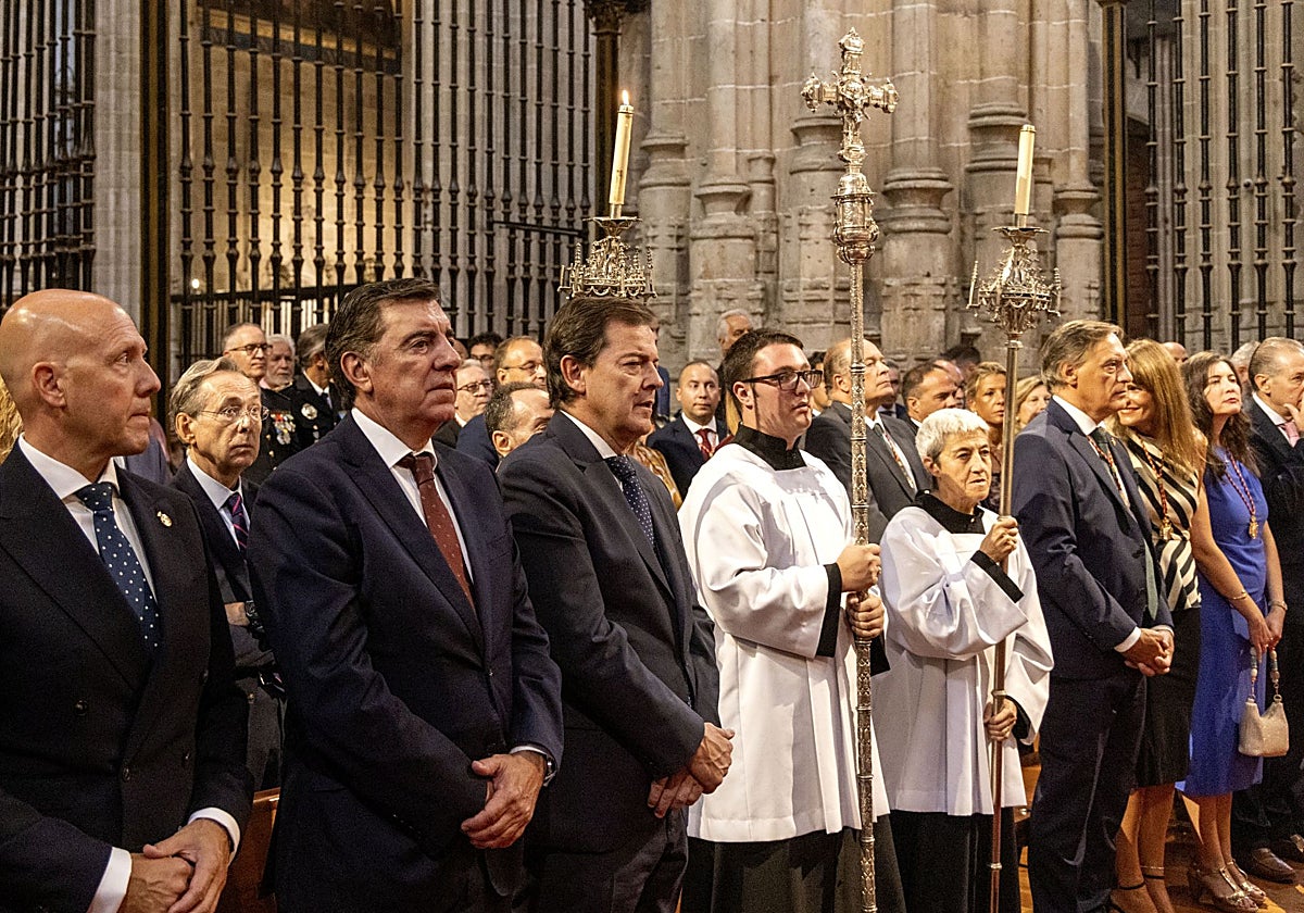 Mañueco asiste en Salamanca a la solemne misa en honor a Santa María de la Vega