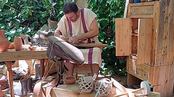 Soleae, calcei y caligae: el calzado romano pisa La Olmeda en un taller teórico-práctico