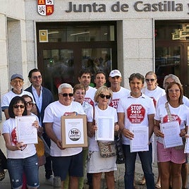 Entrega de las firmas en la Delegación Territorial de la Junta en Segovia.