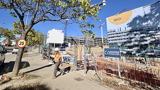 Un operario sale de las obras de la promoción Célere Neo de Parquesol, que con más de un centenar de viviendas previstas es una de las más grandes que incluye pisos de una habitación.