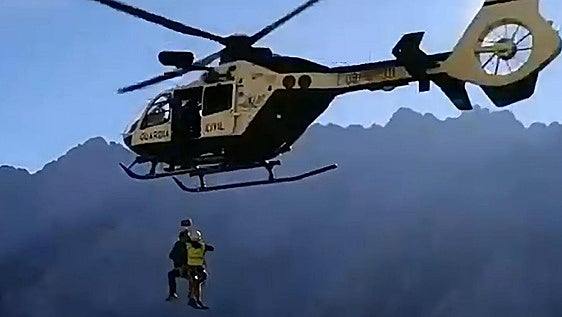 La Guardia Civil rescata a un senderista de 30 años enriscado en Posada de Valdeón