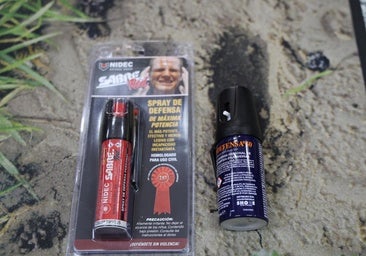 Dos modelos de Espray de gas pimienta en una de las armerías de Valladolid.