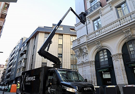 Una grúa de Ximénez instala este martes el cableado de los futuros arcos de luz.