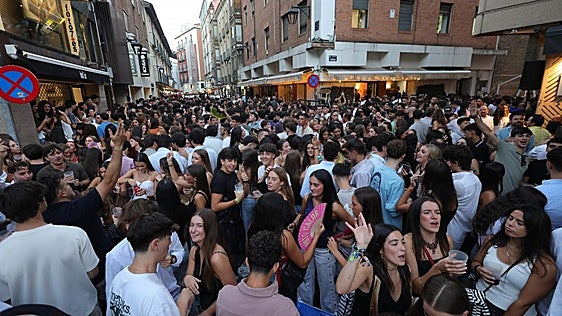 Los hosteleros de Valladolid alertan de que el botellón amenaza el futuro de los tardeos: «Se nos va de las manos»