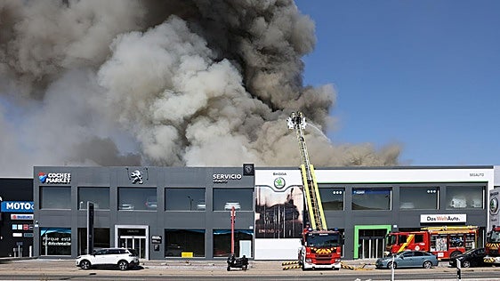 Un voraz incendio causa miles de euros en daños en un concesionario de la avenida de Gijón