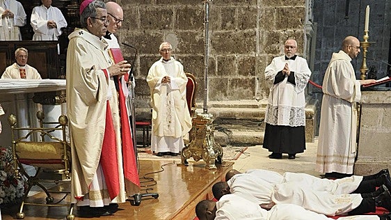 El arzobispo ordena en la Catedral a seis diáconos diocesanos y agustinos
