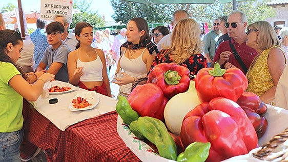 Torquemada ensalza el pimiento en una feria multitudinaria