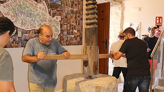 Baltanás divulga el patrimonio subterráneo y la elaboración y de los caldos en las bodegas