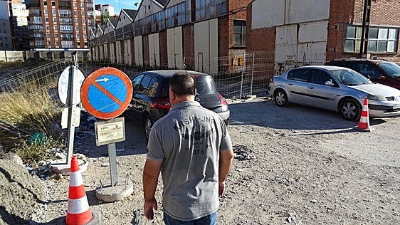 El aparcamiento de tierra de Farnesio dirá adiós a los baches veinte meses después de abrirse