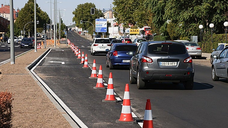 Semáforos y urbanización completan los nuevos accesos del barrio Girón a la avenida de Gijón