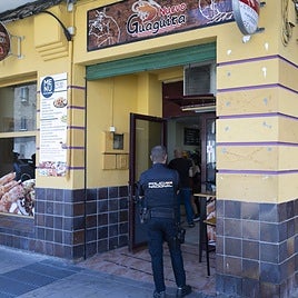 Un agente de la Policía Nacional, este miércoles por la mañana en el local asaltado.
