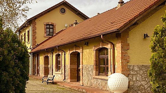 Nave agrícola rehabilitada para que tenga un nuevo uso como vivienda.