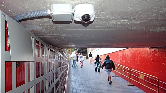 Cuatro cámaras de vigilancia rematan el blindaje antigrafitis del túnel peatonal de Arco de Ladrillo