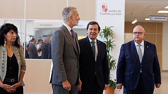 Mañueco presenta al rey un «moderno» Hospital Universitario Santa Bárbara, «uno de los mejores de España»