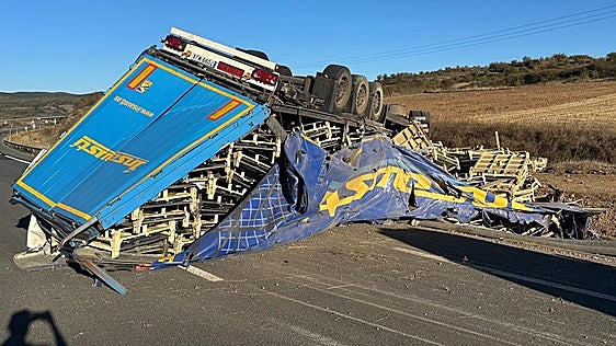 La A-67 permanece cortada en Palencia hacia Santander en el tramo del accidente con dos muertos