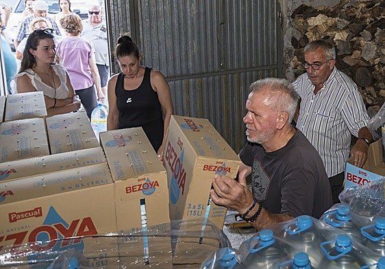Reparto de agua embotellada en Revenga, el pasado 3 de septiembre.