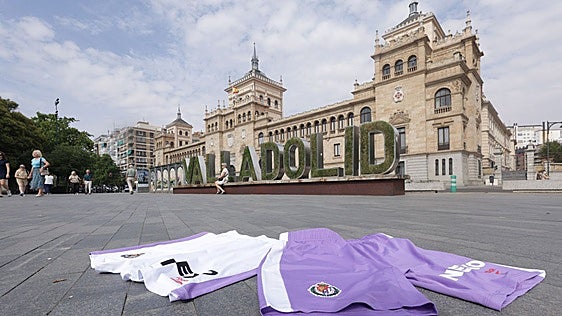 El Real Valladolid estrenará el pantalón violeta ante el Real Oviedo