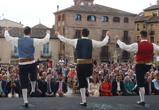 El actol contó con una muestra de folklore segoviano.