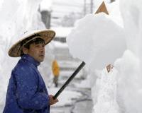 Una ola de frío y nieve causa 63 muertos y más de mil heridos en Japón