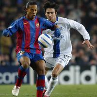 Barça y Chelsea reviven una final adelantada con el césped como enemigo