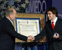 Alonso recibe con orgullo el título de hijo predilecto de Oviedo
