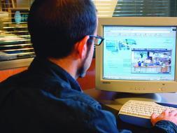Un joven trabaja ante el ordenador. /ARCHIVO