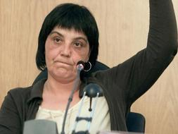 La alcaldesa de Bergara, Agurne Barruso, vota durante el pleno de ayuntamiento de Bergara. /EFE