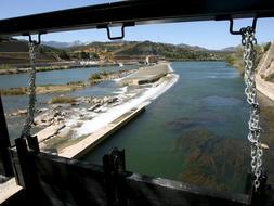 Vista de una de las compuertas que controlan el paso del agua del río Ebro al canal del margen izquierdo en el azud de Tivenys, en Tarragona. /ARCHIVO