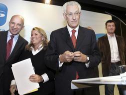 El senador y coordinador de la Comisión Constituyente del PP en Navarra, José Ignacio Palacios (2d), el diputado del Partido en el Congreso, Santiago Cervera (d), y la secretaria de la Comisión Constituyente y concejal de Villava Amaya Zarranz (2ªi), entre otros, durante su primer encuentro en Pamplona. /Efe
