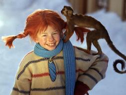 Pippi Långstrump y el señor Nilson, en un fotograma de la serie. / Archivo