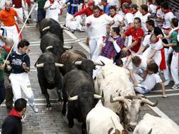 Momentos de apuro se pudieron observar en la calle Estafeta donde la caída de varios mozos pusieron en peligro su integridad fisica./ Efe