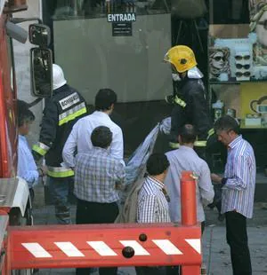 Los bomberos trasladan a uno de los cuatro muertos a causa de una explosión de gas registrada en una vivienda del centro de Logroño./ Efe