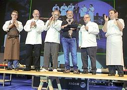 Karlos Arguiñano recibe «muy emocionado» el homenaje de los grandes de la gastronomía vasca