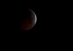 Un eclipse total de luna despide el otoño