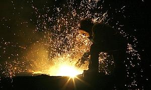 Un trabajador, en una fundición de acero. / Archivo