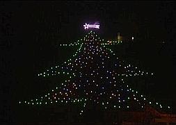 El Papa enciende un árbol navideño a través de un Ipad